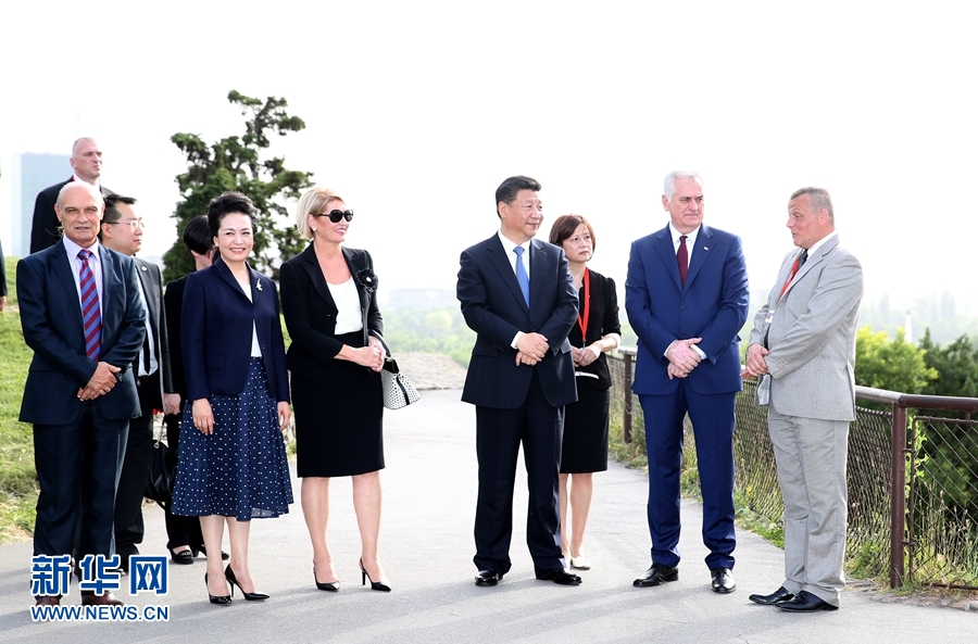 6月17日，中國(guó)國(guó)家主席習(xí)近平和夫人彭麗媛在塞爾維亞總統(tǒng)尼科利奇夫婦陪同下參觀具有悠久歷史的貝爾格萊德卡萊梅格丹公園。 新華社記者 馬占成 攝