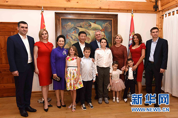 當?shù)貢r間6月17日，國家主席習近平同塞爾維亞總統(tǒng)尼科利奇在貝爾格萊德舉行會晤。這是習近平和夫人彭麗媛同尼科利奇夫婦及家人在和平別墅合影。新華社記者饒愛民攝