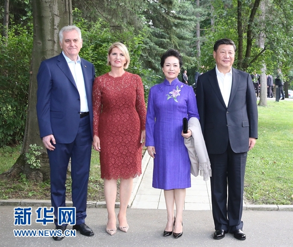 當?shù)貢r間6月17日，國家主席習近平同塞爾維亞總統(tǒng)尼科利奇在貝爾格萊德舉行會晤。這是習近平和夫人彭麗媛同尼科利奇夫婦在和平別墅合影。新華社記者 丁林 攝