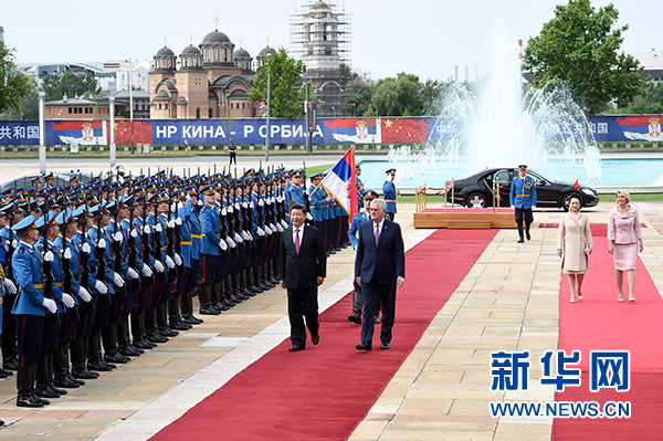 6月18日，國家主席習近平出席塞爾維亞總統(tǒng)尼科利奇在貝爾格萊德舉行的隆重歡迎儀式。 新華社記者饒愛民攝