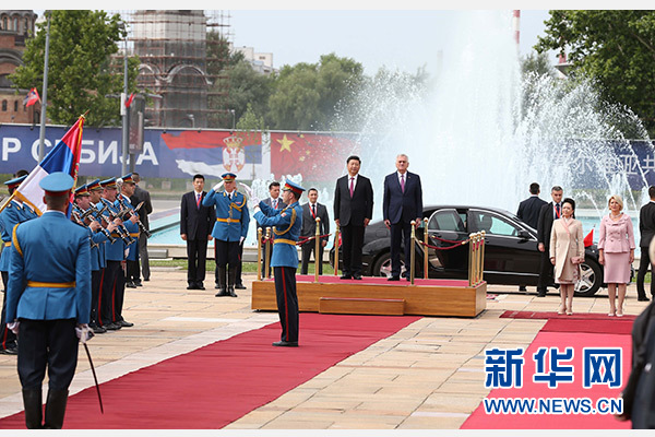 6月18日，國家主席習近平出席塞爾維亞總統(tǒng)尼科利奇在貝爾格萊德舉行的隆重歡迎儀式。 新華社記者馬占成攝