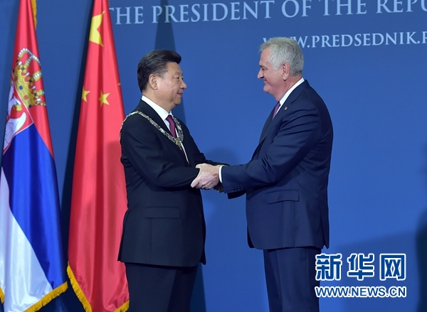 6月18日，國家主席習近平在貝爾格萊德同塞爾維亞總統(tǒng)尼科利奇舉行會談。會談后，尼科利奇向習近平授予塞爾維亞最高級別勛章“共和國一級榮譽勛章”，感謝習近平為中塞關系發(fā)展作出的杰出貢獻。新華社記者 李濤 攝 