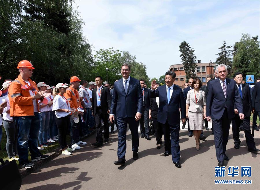 6月19日上午，國(guó)家主席習(xí)近平在貝爾格萊德參觀河鋼集團(tuán)塞爾維亞斯梅代雷沃鋼廠。習(xí)近平抵達(dá)時(shí)，塞爾維亞總統(tǒng)尼科利奇、總理武契奇在停車處熱情迎接。鋼廠工人和家屬、當(dāng)?shù)厥忻駭?shù)千人夾道歡迎。新華社記者 饒愛民 攝