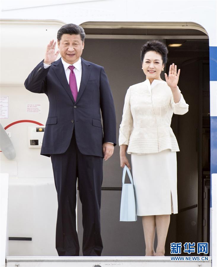 6月19日，國(guó)家主席習(xí)近平抵達(dá)華沙，開始對(duì)波蘭共和國(guó)進(jìn)行國(guó)事訪問。這是習(xí)近平和夫人彭麗媛步出艙門。 新華社記者 謝環(huán)馳 攝 