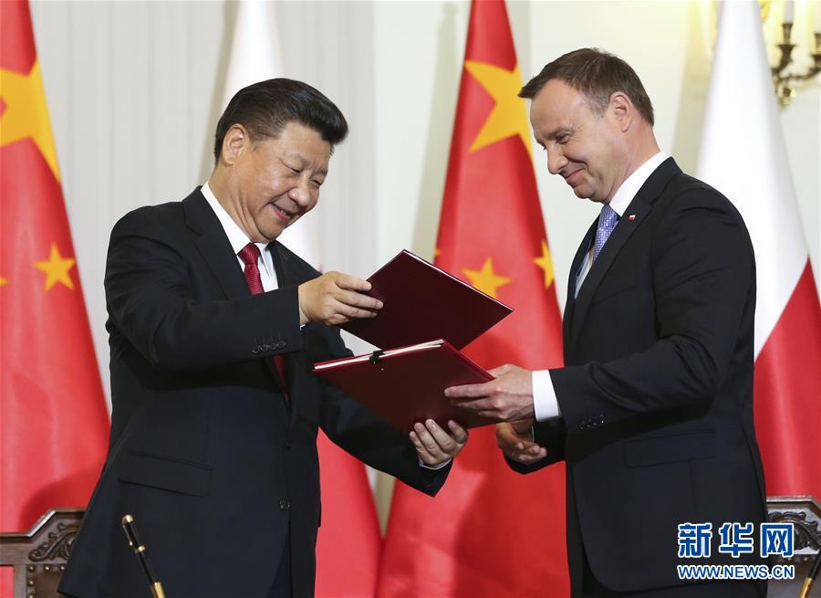 6月20日，國(guó)家主席習(xí)近平在華沙同波蘭總統(tǒng)杜達(dá)舉行會(huì)談。這是會(huì)談后，兩國(guó)元首共同簽署《中華人民共和國(guó)和波蘭共和國(guó)關(guān)于建立全面戰(zhàn)略伙伴關(guān)系的聯(lián)合聲明》。新華社記者蘭紅光攝