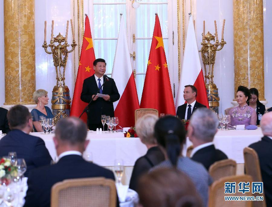 6月20日，國(guó)家主席習(xí)近平出席波蘭總統(tǒng)杜達(dá)在華沙王宮舉行的盛大歡迎晚宴。 新華社記者 劉衛(wèi)兵 攝