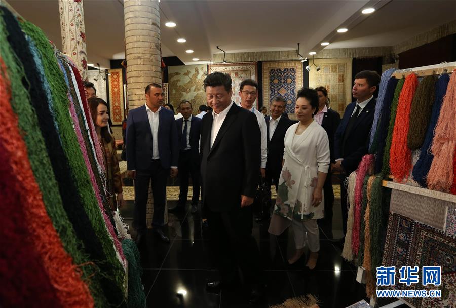 6月21日下午，正在對(duì)烏茲別克斯坦進(jìn)行國(guó)事訪問(wèn)的國(guó)家主席習(xí)近平在烏茲別克斯坦總理米爾濟(jì)約耶夫陪同下，來(lái)到布哈拉古城參觀這座被稱為“絲綢之路活化石”的歷史文化名城。這是習(xí)近平和夫人彭麗媛參觀一家地毯和絲綢作坊。新華社記者蘭紅光攝