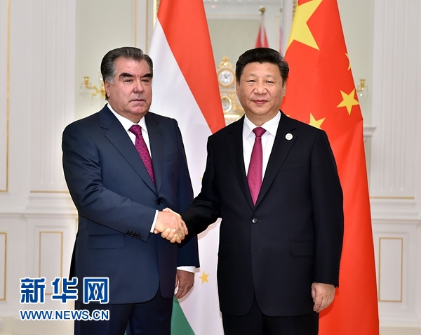 6月23日，國(guó)家主席習(xí)近平在塔什干會(huì)見(jiàn)塔吉克斯坦總統(tǒng)拉赫蒙。新華社記者李濤攝