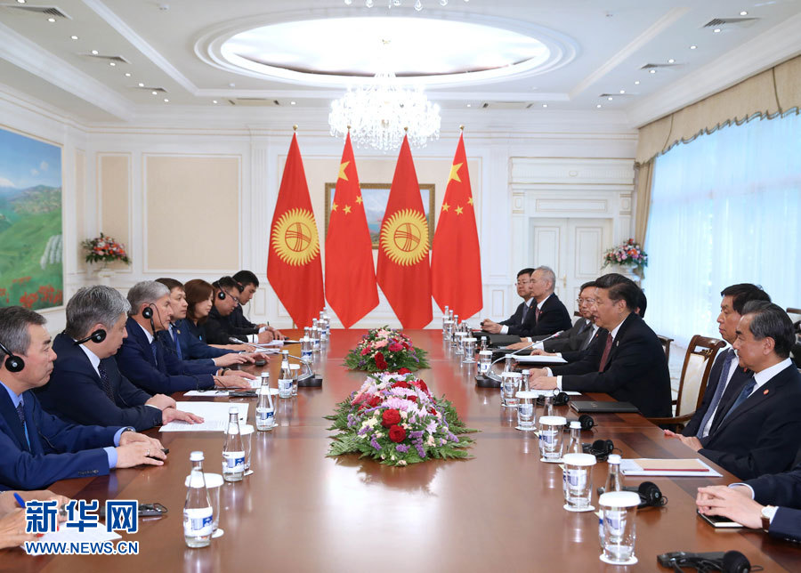 6月24日，國(guó)家主席習(xí)近平在烏茲別克斯坦塔什干會(huì)見(jiàn)吉爾吉斯斯坦總統(tǒng)阿坦巴耶夫。 新華社記者 馬占成 攝