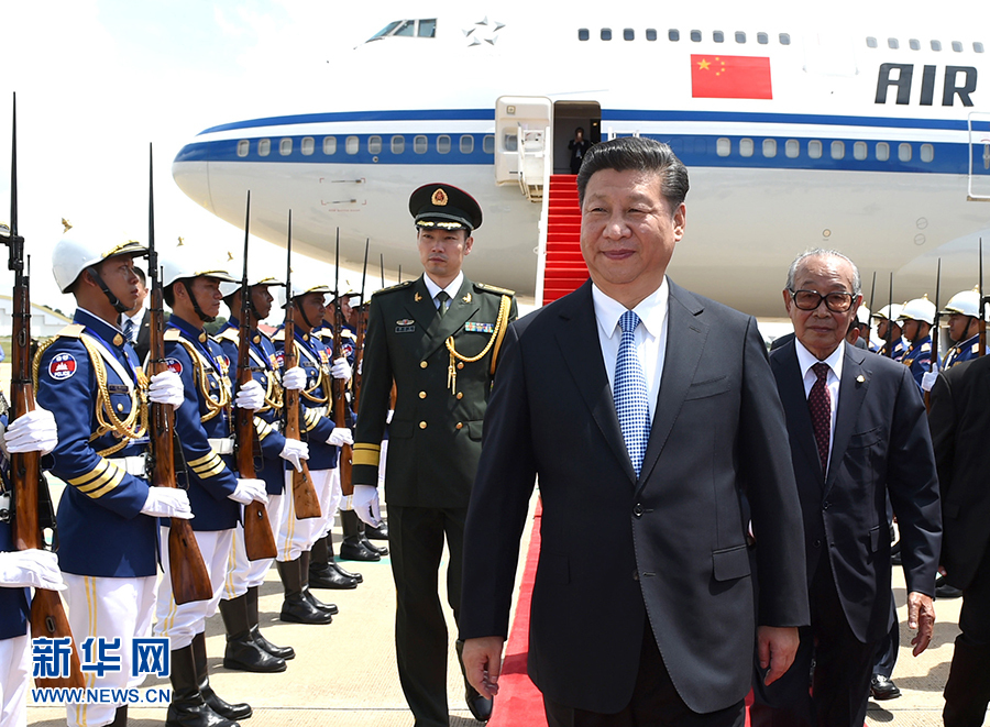 10月13日，國家主席習(xí)近平乘專機抵達金邊國際機場，開始對柬埔寨王國進行國事訪問。柬埔寨副首相兼王宮事務(wù)大臣貢桑奧親王和夏卡朋親王、阿倫公主等在舷梯旁熱情迎接習(xí)近平主席。新華社記者　謝環(huán)馳　攝