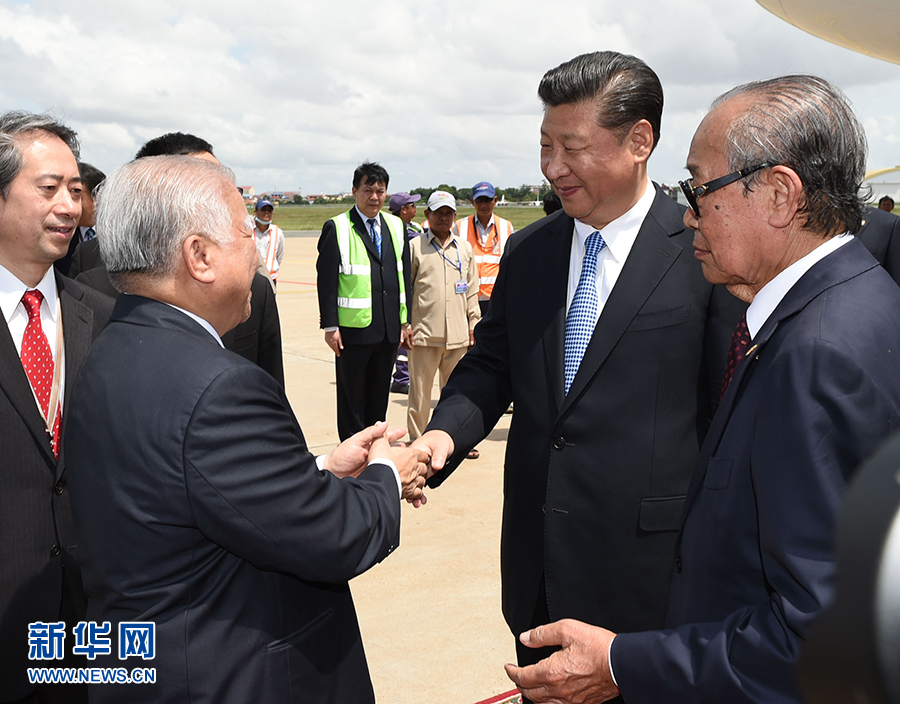 10月13日，國家主席習(xí)近平乘專機抵達金邊國際機場，開始對柬埔寨王國進行國事訪問。柬埔寨副首相兼王宮事務(wù)大臣貢桑奧親王和夏卡朋親王、阿倫公主等在舷梯旁熱情迎接習(xí)近平主席。新華社記者　謝環(huán)馳　攝