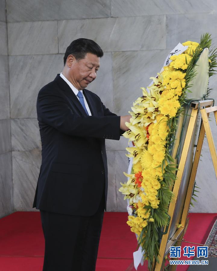 10月13日，國家主席習(xí)近平在金邊同柬埔寨首相洪森舉行會談。會談前，習(xí)近平向柬埔寨獨(dú)立紀(jì)念碑獻(xiàn)花圈。 新華社記者丁林?jǐn)z 