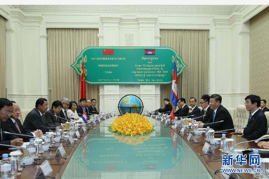 10月13日，國家主席習(xí)近平在金邊同柬埔寨首相洪森舉行會談。新華社記者蘭紅光攝 