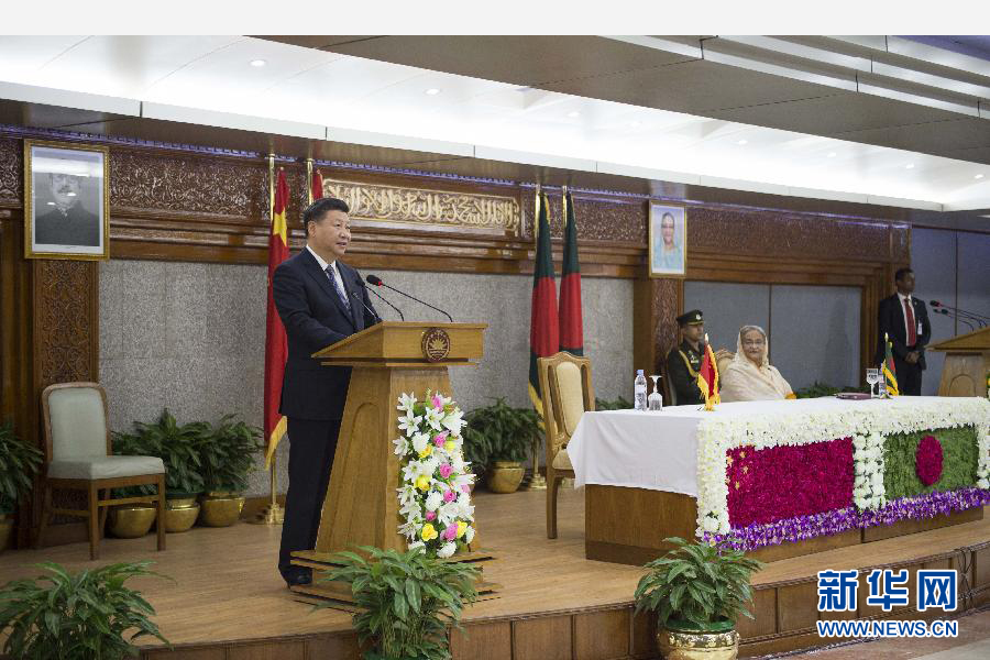 10月14日，國(guó)家主席習(xí)近平在達(dá)卡同孟加拉國(guó)總理哈西娜舉行會(huì)談。這是會(huì)談后，兩國(guó)領(lǐng)導(dǎo)人共同會(huì)見記者。 新華社記者謝環(huán)馳攝 