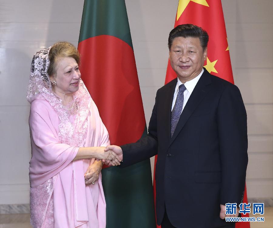 10月14日，國家主席習(xí)近平在達(dá)卡會(huì)見孟加拉國民族主義黨主席卡莉達(dá)·齊亞。  新華社記者龐興雷攝 