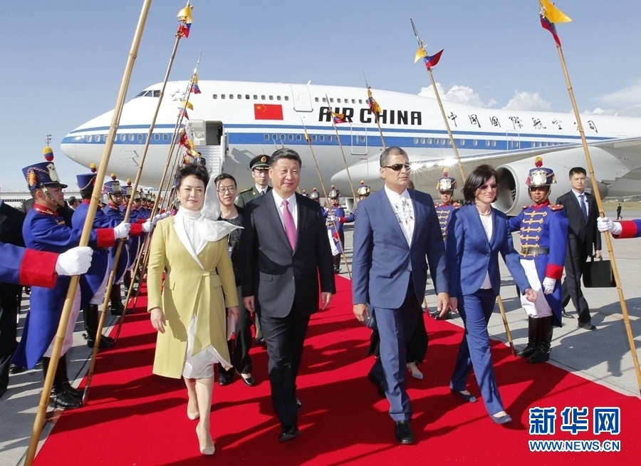 當(dāng)?shù)貢r(shí)間11月17日，國家主席習(xí)近平乘專機(jī)抵達(dá)基多，開始對(duì)厄瓜多爾共和國進(jìn)行國事訪問。厄瓜多爾總統(tǒng)科雷亞和夫人馬勒布等在機(jī)場熱情迎接習(xí)近平和夫人彭麗媛。新華社記者 鞠鵬 攝 