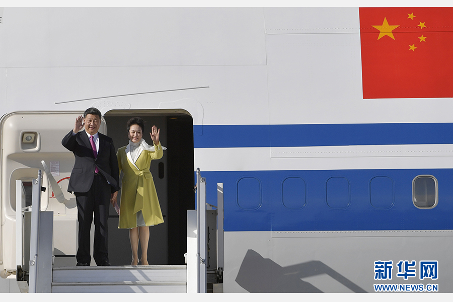 當(dāng)?shù)貢r(shí)間11月17日，國家主席習(xí)近平乘專機(jī)抵達(dá)基多，開始對(duì)厄瓜多爾共和國進(jìn)行國事訪問。這是習(xí)近平與夫人彭麗媛向歡迎人群揮手致意。新華社記者 王曄 攝 