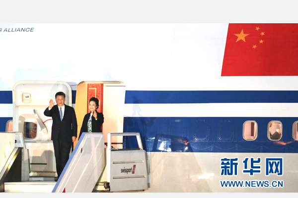 當(dāng)?shù)貢r(shí)間11月18日，國(guó)家主席習(xí)近平抵達(dá)利馬，出席亞太經(jīng)合組織第二十四次領(lǐng)導(dǎo)人非正式會(huì)議并對(duì)秘魯共和國(guó)進(jìn)行國(guó)事訪問。習(xí)近平和夫人彭麗媛受到秘魯副總統(tǒng)阿勞斯等熱情迎接。新華社記者 丁林 攝