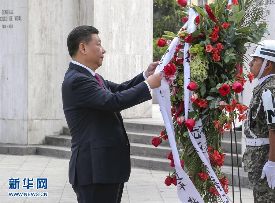 11月21日，國家主席習(xí)近平在利馬同秘魯總統(tǒng)庫琴斯基舉行會談。會談前，在庫琴斯基夫婦陪同下，習(xí)近平和彭麗媛向秘魯獨立先驅(qū)紀(jì)念碑敬獻(xiàn)花圈。新華社記者 丁林 攝