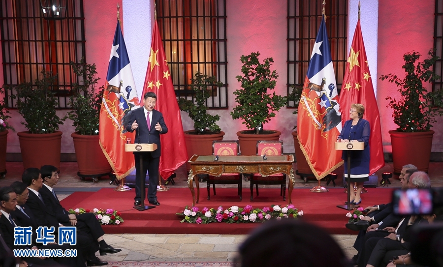 11月22日，國家主席習(xí)近平在圣地亞哥同智利總統(tǒng)巴切萊特舉行會談。這是會談后，兩國元首共同會見記者。 新華社記者 蘭紅光 攝