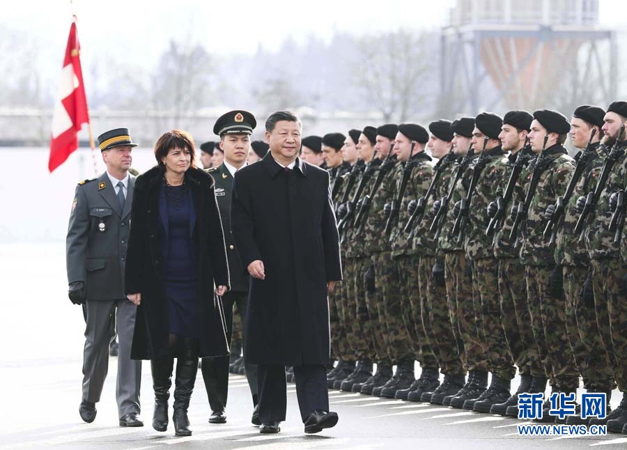 1月15日，國家主席習(xí)近平乘專機(jī)抵達(dá)蘇黎世，開始對(duì)瑞士聯(lián)邦進(jìn)行國事訪問。 這是習(xí)近平在瑞士聯(lián)邦主席洛伊特哈德陪同下檢閱儀仗隊(duì)。新華社記者 蘭紅光 攝