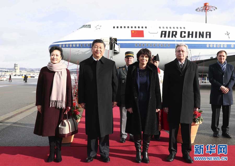 1月15日，國家主席習(xí)近平乘專機(jī)抵達(dá)蘇黎世，開始對(duì)瑞士聯(lián)邦進(jìn)行國事訪問。這是瑞士聯(lián)邦主席洛伊特哈德在機(jī)場(chǎng)為習(xí)近平和夫人彭麗媛舉行隆重歡迎儀式。 新華社記者 蘭紅光 攝