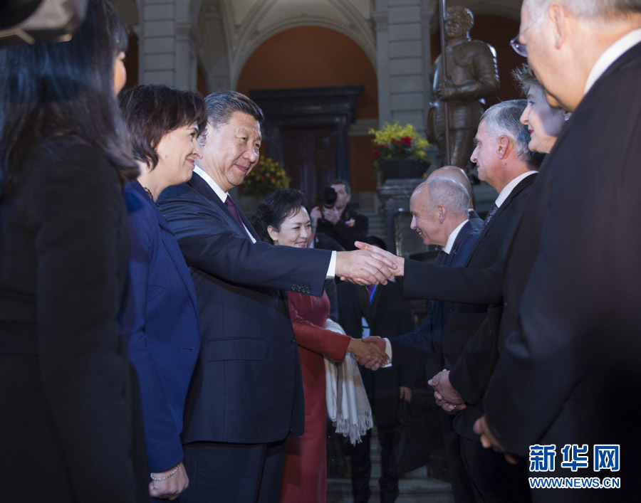 1月15日，國(guó)家主席習(xí)近平在伯爾尼出席瑞士聯(lián)邦委員會(huì)全體委員集體舉行的迎接儀式并致辭。 新華社記者 謝環(huán)馳 攝