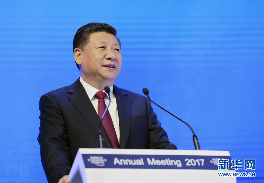 1月17日，國家主席習(xí)近平在瑞士達(dá)沃斯國際會(huì)議中心出席世界經(jīng)濟(jì)論壇2017年年會(huì)開幕式，并發(fā)表題為《共擔(dān)時(shí)代責(zé)任共促全球發(fā)展》的主旨演講。 新華社記者 蘭紅光 攝