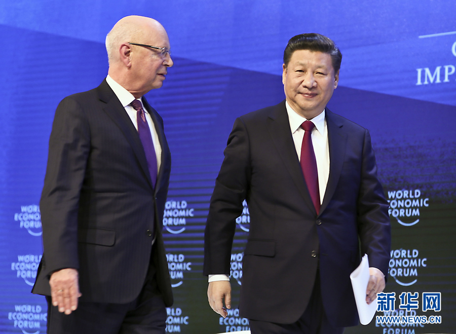 1月17日，國家主席習(xí)近平在瑞士達(dá)沃斯國際會(huì)議中心出席世界經(jīng)濟(jì)論壇2017年年會(huì)開幕式，并發(fā)表題為《共擔(dān)時(shí)代責(zé)任共促全球發(fā)展》的主旨演講。這是習(xí)近平同世界經(jīng)濟(jì)論壇創(chuàng)始人兼執(zhí)行主席施瓦布在一起。 新華社記者 蘭紅光 攝
