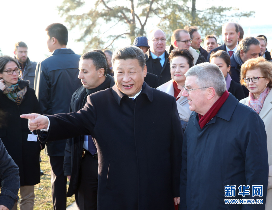 1月18日，國(guó)家主席習(xí)近平在瑞士洛桑國(guó)際奧林匹克博物館會(huì)見國(guó)際奧林匹克委員會(huì)主席巴赫。這是會(huì)見后，習(xí)近平和夫人彭麗媛在巴赫主席夫婦陪同下，參觀國(guó)際奧林匹克博物館。新華社記者 姚大偉 攝