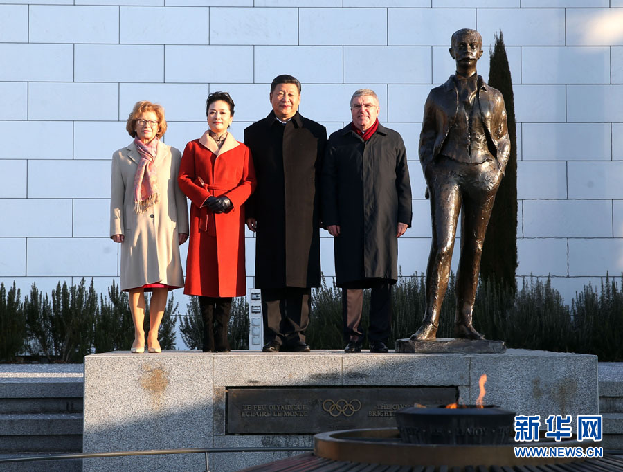 1月18日，國(guó)家主席習(xí)近平在瑞士洛桑國(guó)際奧林匹克博物館會(huì)見國(guó)際奧林匹克委員會(huì)主席巴赫。這是習(xí)近平和夫人彭麗媛與巴赫夫婦在現(xiàn)代奧林匹克運(yùn)動(dòng)發(fā)起人顧拜旦雕像前合影。新華社記者 姚大偉 攝