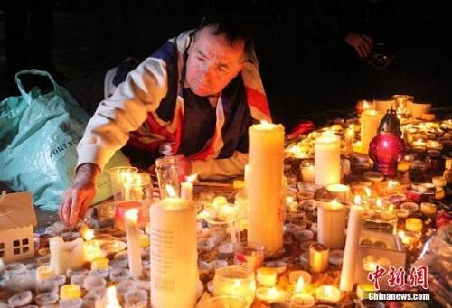 3月23日晚，倫敦民眾在市中心的特拉法加廣場舉行燭光集會，悼念此前一天發(fā)生在英國議會大廈附近的恐怖襲擊事件遇難者。 <a target='_blank' ><p  align=
