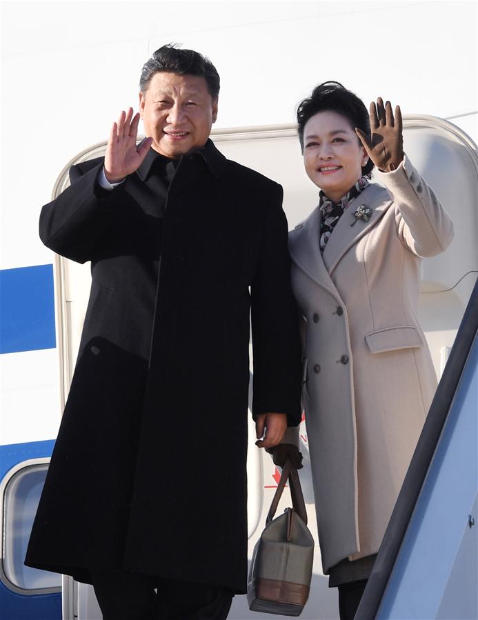 4月4日，國(guó)家主席習(xí)近平乘專機(jī)抵達(dá)赫爾辛基，開(kāi)始對(duì)芬蘭共和國(guó)進(jìn)行國(guó)事訪問(wèn)。這是習(xí)近平和夫人彭麗媛步出艙門。 新華社記者 饒愛(ài)民 攝 