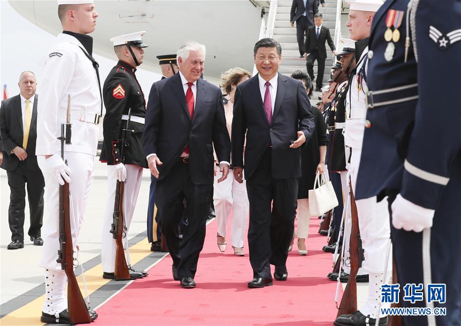 4月6日，國家主席習(xí)近平乘專機(jī)抵達(dá)美國佛羅里達(dá)州，將在海湖莊園同美國總統(tǒng)特朗普舉行中美元首會(huì)晤。習(xí)近平和夫人彭麗媛受到美國國務(wù)卿蒂勒森夫婦等熱情迎接。新華社記者 蘭紅光 攝 