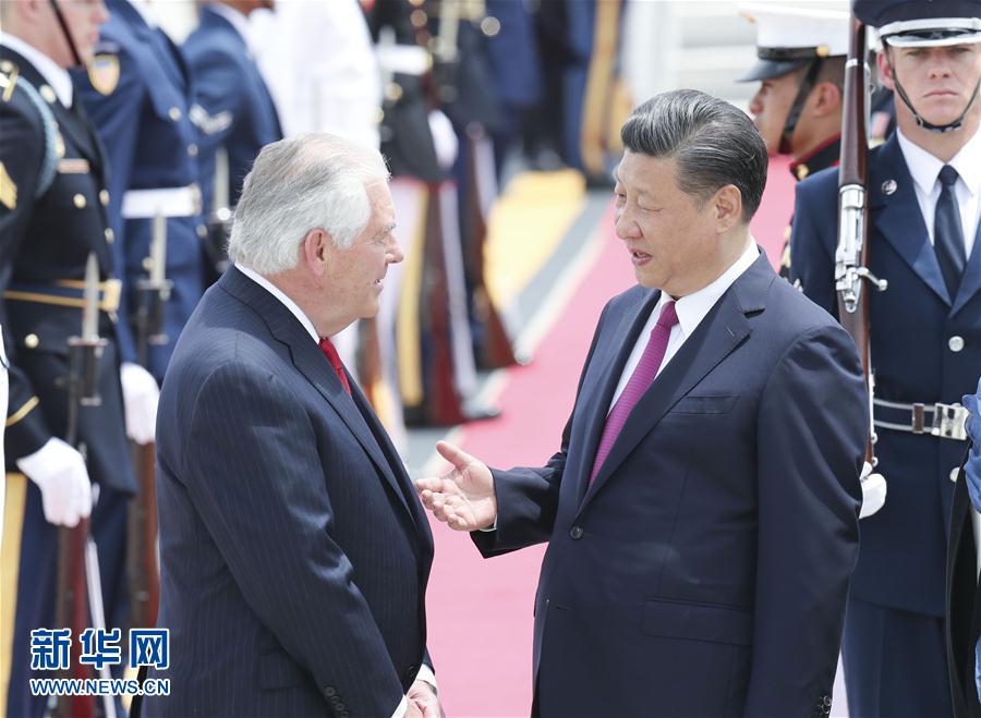 4月6日，國家主席習(xí)近平乘專機(jī)抵達(dá)美國佛羅里達(dá)州，將在海湖莊園同美國總統(tǒng)特朗普舉行中美元首會(huì)晤。習(xí)近平和夫人彭麗媛受到美國國務(wù)卿蒂勒森夫婦等熱情迎接。新華社記者 丁林 攝 