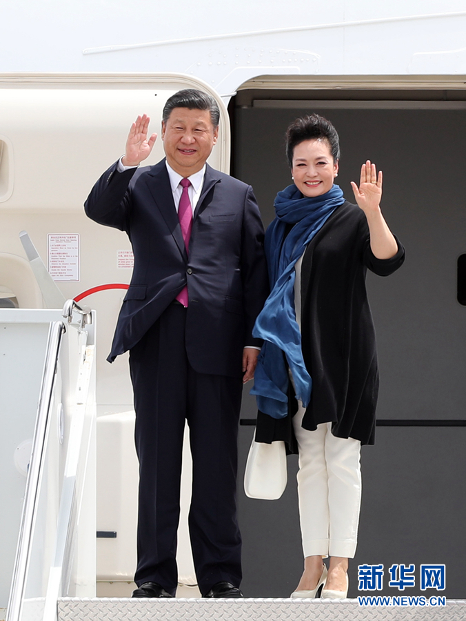 4月6日，國家主席習(xí)近平乘專機(jī)抵達(dá)美國佛羅里達(dá)州，將在海湖莊園同美國總統(tǒng)特朗普舉行中美元首會(huì)晤。這是習(xí)近平和夫人彭麗媛步出機(jī)艙。新華社記者 劉衛(wèi)兵 攝 