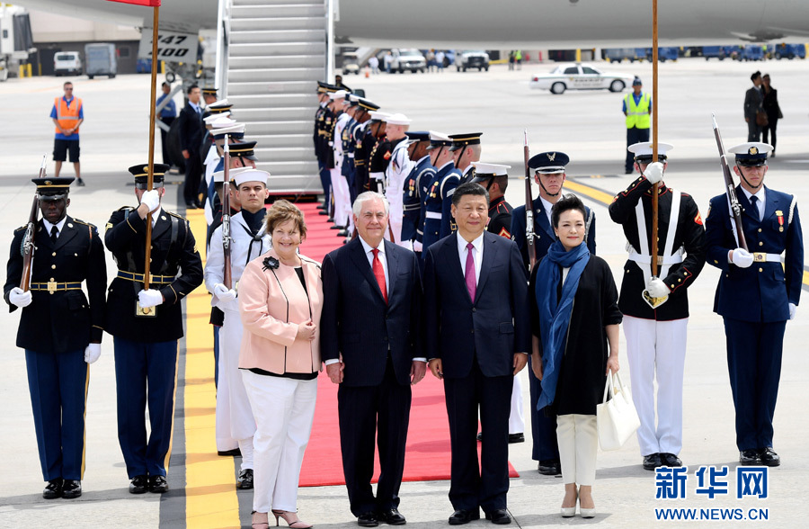 4月6日，國家主席習(xí)近平乘專機(jī)抵達(dá)美國佛羅里達(dá)州，將在海湖莊園同美國總統(tǒng)特朗普舉行中美元首會(huì)晤。習(xí)近平和夫人彭麗媛受到美國國務(wù)卿蒂勒森夫婦等熱情迎接。新華社記者 吳曉凌 攝