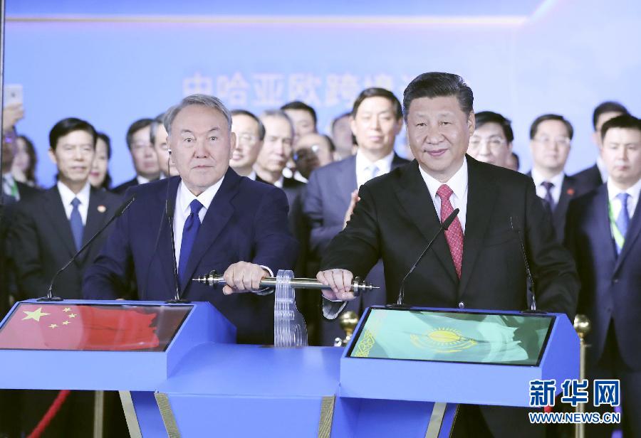 6月8日，正在哈薩克斯坦訪問的國家主席習近平在哈薩克斯坦總統(tǒng)納扎爾巴耶夫陪同下，參觀阿斯塔納專項世博會中國國家館，并共同出席中哈亞歐跨境運輸視頻連線儀式。這是在中國國家館舉行的中哈亞歐跨境運輸視頻連線儀式上，兩國元首共同推動操控桿，視頻顯示中哈連云港物流合作基地和“霍爾果斯－東大門”經(jīng)濟特區(qū)無水港兩個分會場四列火車鳴笛開行。新華社記者 丁林 攝