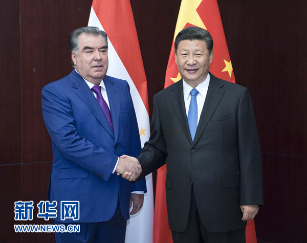 6月9日，國家主席習(xí)近平在阿斯塔納會見塔吉克斯坦總統(tǒng)拉赫蒙。新華社記者 李濤 攝