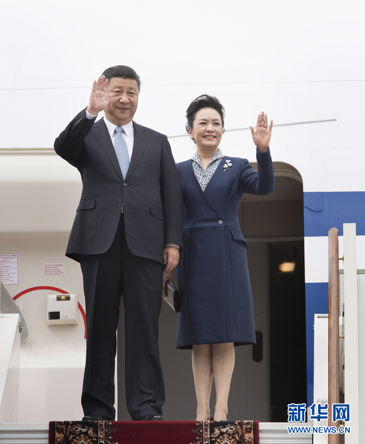 7月3日，國家主席習(xí)近平乘專機(jī)抵達(dá)莫斯科，開始對俄羅斯聯(lián)邦進(jìn)行國事訪問。這是習(xí)近平和夫人彭麗媛步出艙門。 新華社記者 李學(xué)仁 攝