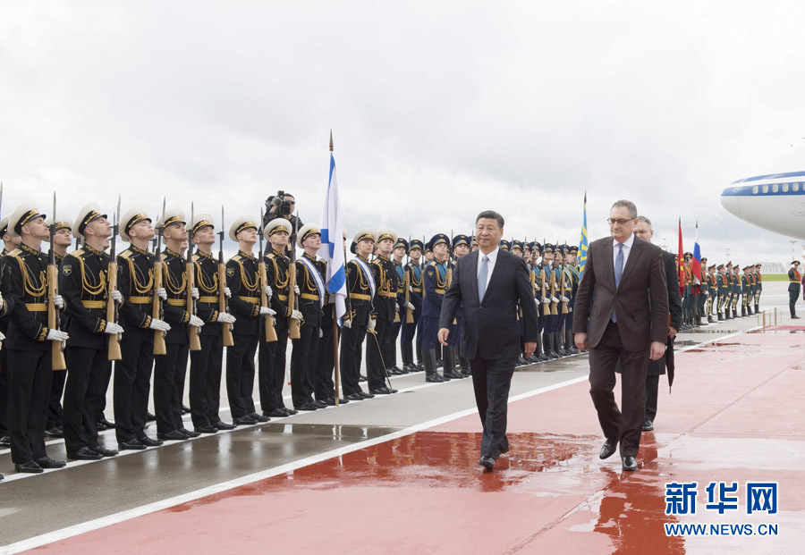 7月3日，國家主席習(xí)近平乘專機(jī)抵達(dá)莫斯科，開始對俄羅斯聯(lián)邦進(jìn)行國事訪問。這是習(xí)近平出席機(jī)場歡迎儀式。 新華社記者 李學(xué)仁 攝