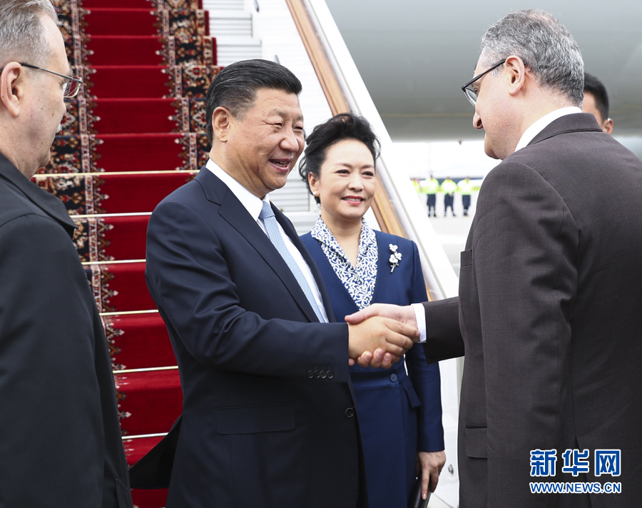 7月3日，國家主席習(xí)近平乘專機(jī)抵達(dá)莫斯科，開始對俄羅斯聯(lián)邦進(jìn)行國事訪問。這是習(xí)近平和夫人彭麗媛受到俄羅斯政府高級官員熱情迎接。新華社記者 謝環(huán)馳 攝 
