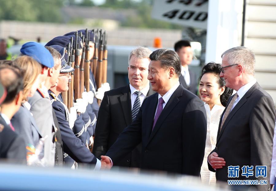7月4日，國家主席習近平乘專機抵達柏林，開始對德意志聯(lián)邦共和國進行國事訪問。德國政府高級官員在舷梯旁迎接習近平和夫人彭麗媛。新華社記者 姚大偉 攝