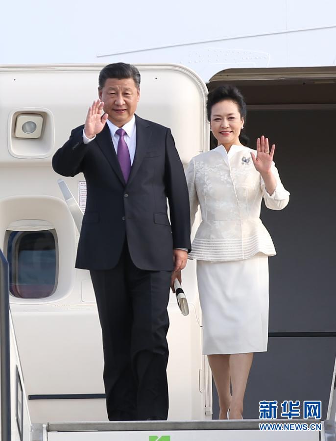 7月4日，國家主席習近平乘專機抵達柏林，開始對德意志聯(lián)邦共和國進行國事訪問。這是習近平和夫人彭麗媛步出艙門。 新華社記者 姚大偉 攝