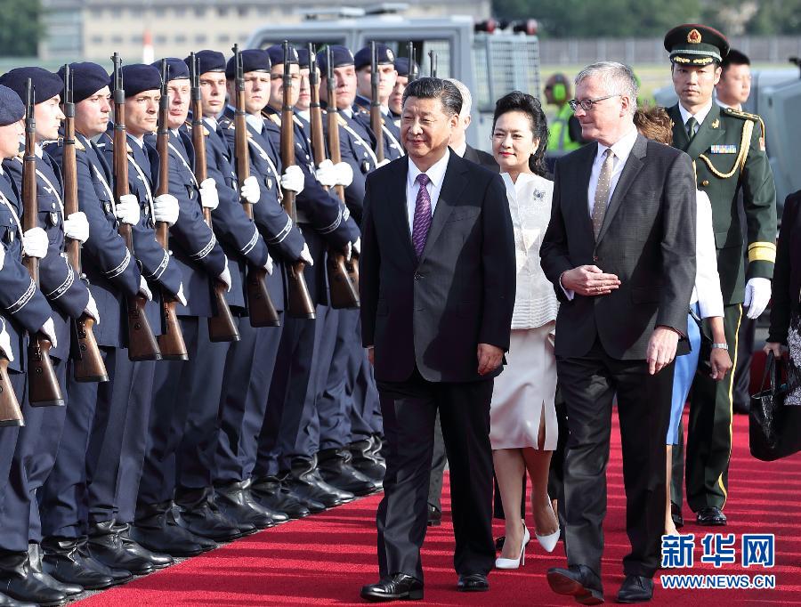 7月4日，國家主席習近平乘專機抵達柏林，開始對德意志聯(lián)邦共和國進行國事訪問。德國政府高級官員在舷梯旁迎接習近平和夫人彭麗媛。新華社記者 王曄 攝