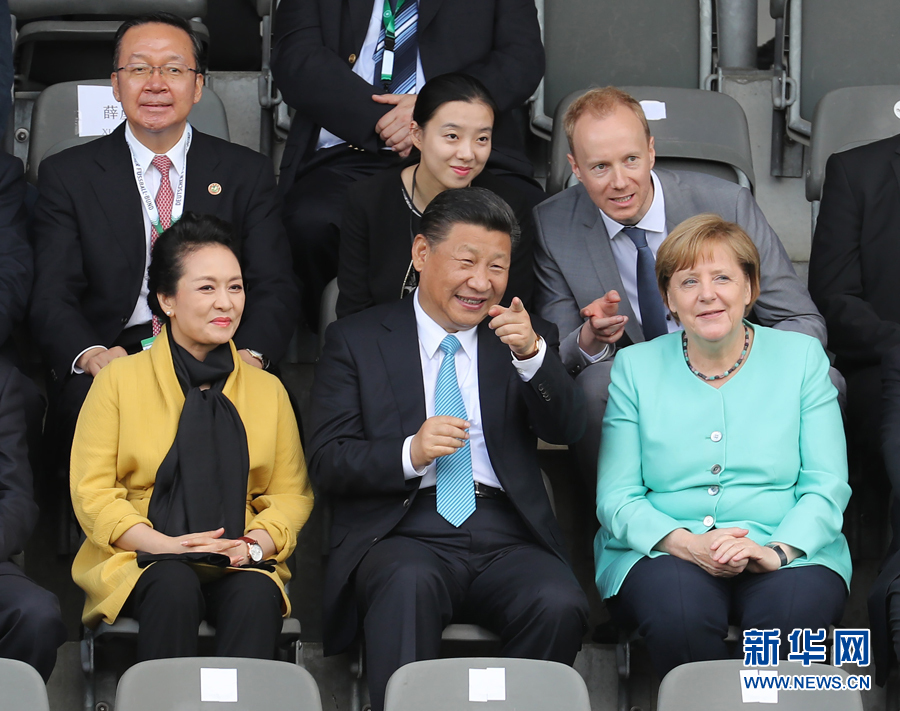 7月5日，國家主席習(xí)近平在柏林同德國總理默克爾共同觀看中德青少年足球友誼賽。這是習(xí)近平和夫人彭麗媛同默克爾在看臺上。 新華社記者 王曄攝