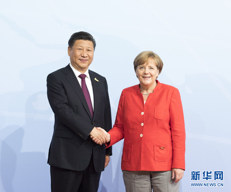 7月7日，二十國集團領(lǐng)導(dǎo)人第十二次峰會在德國漢堡舉行。國家主席習(xí)近平出席并發(fā)表題為《堅持開放包容　推動聯(lián)動增長》的重要講話。這是峰會開始前，習(xí)近平受到德國總理默克爾迎接。新華社記者 李學(xué)仁 攝 