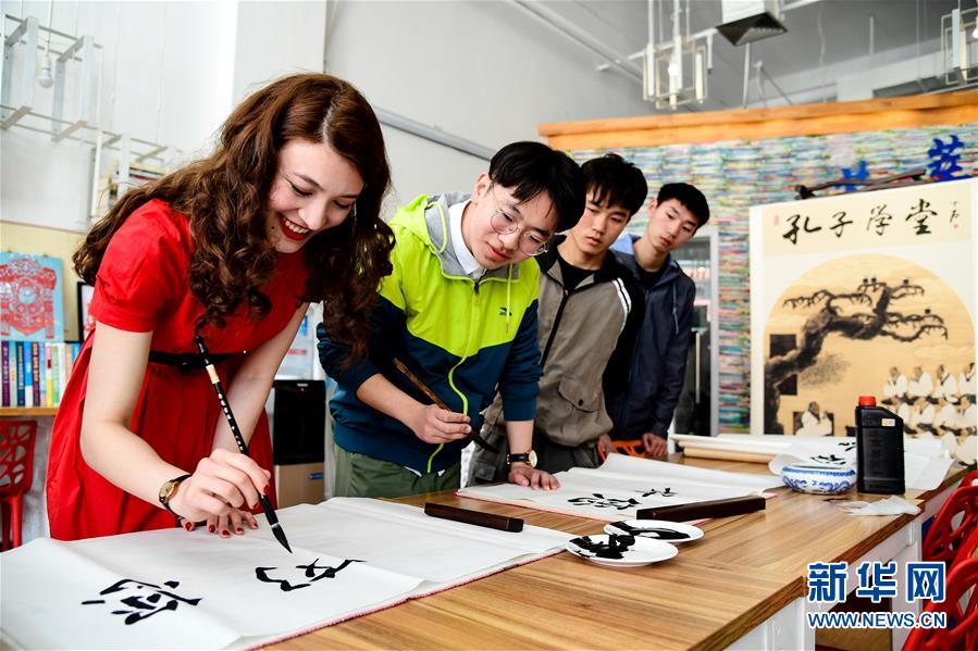 （新華全媒頭條·上合青島峰會(huì)·圖文互動(dòng)）（13）遠(yuǎn)航，揚(yáng)起“上海精神”的時(shí)代風(fēng)帆——寫在上海合作組織成員國(guó)元首理事會(huì)第十八次會(huì)議即將召開之際