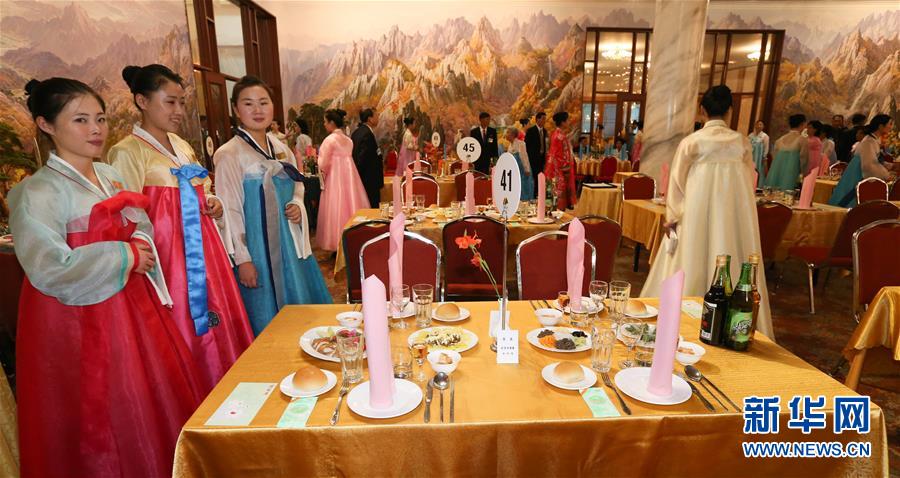(國(guó)際)(1)朝韓離散家屬在朝鮮金剛山共進(jìn)晚餐