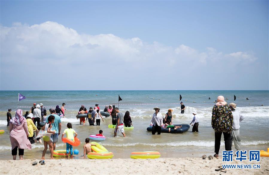 （國(guó)際·圖文互動(dòng)）（4）特寫：穿過檢查站去看海